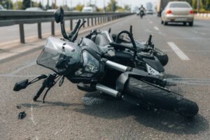 The motorcycle lies on the sidewalk after a ride. Serious accident.